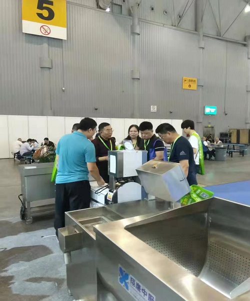 參觀人員參觀翔鷹中央廚房產品
