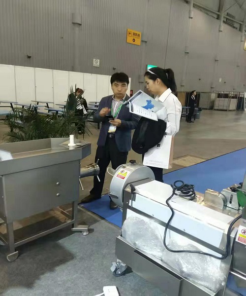 翔鷹中廚人員向參觀人員講解產品