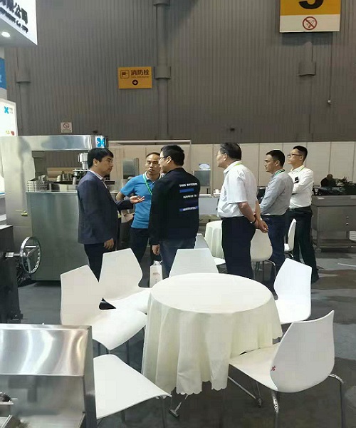 翔鷹中廚人員向參觀人員講解產品